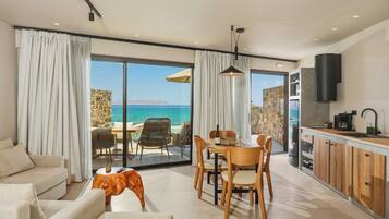 Seafront One Bedroom Cave Suite with Private Pool | Vardagsrum | Smart-tv