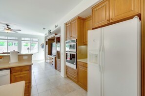 House (2 Bedrooms) | Interior - Resort Perks & Office! spacious Palm Springs Home (Palm Springs)