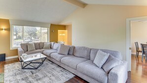 A living room with a sectional sofa, a coffee table, and a rug. - Big Space, Bigger View! Cottonwood Canyon Retreat (Salt Lake City)