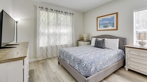 A bedroom with a bed, bedside tables, a lamp, and a painting on the wall. - 2 Mi to Ocean! Poolside Escape in Miramar Beach (Miramar Beach)