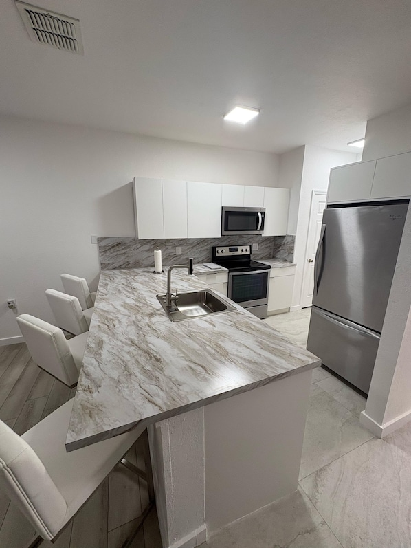 Microwave, oven, dishwasher, coffee/tea maker