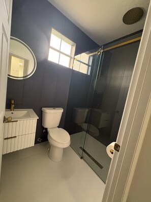 Douche, serviettes fournies, savon, papier toilette