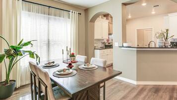 House (3 Bedrooms) | Interior