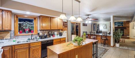 House (6 Bedrooms) | Interior