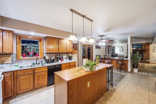 Families Welcome! Spacious Suburban Home in Dayton