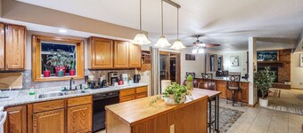 Families Welcome! Spacious Suburban Home in Dayton