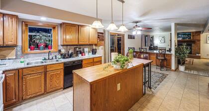 Families Welcome! Spacious Suburban Home in Dayton