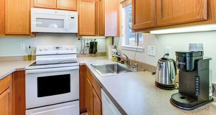 1 Mi to Stagecoach Chairlift: Stateline Condo