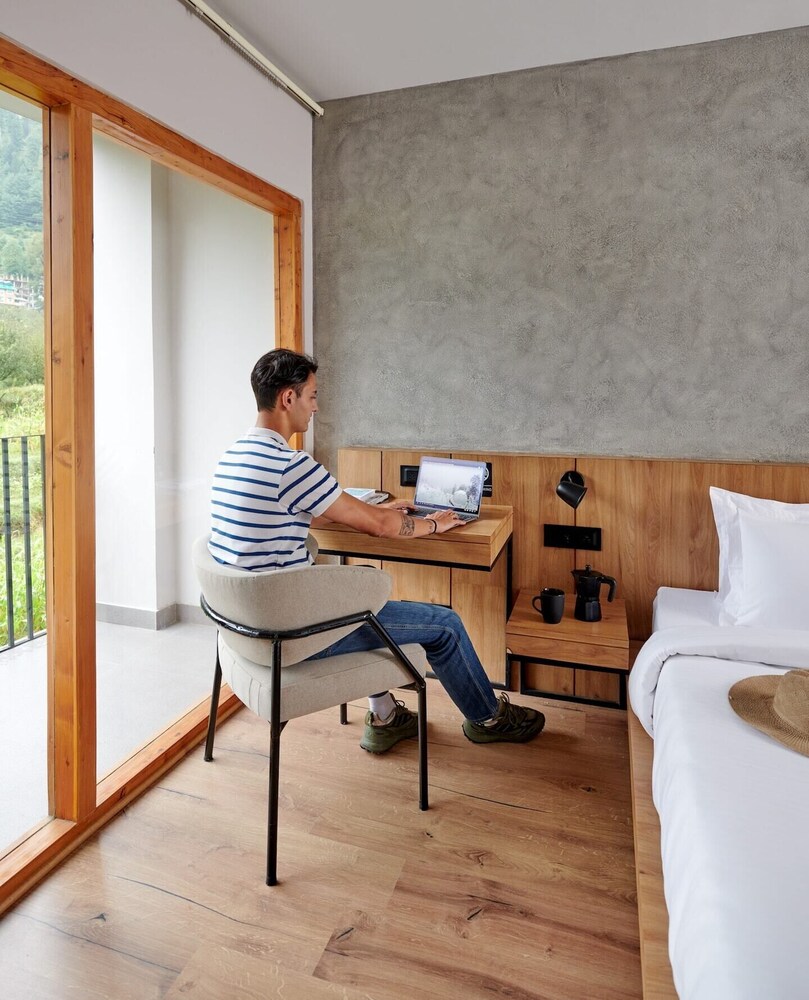 View of 3 Bedroom Penthouse Apartment in Manali in the lap of Himalayas. Avis ...