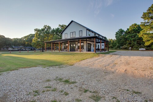 New Home, Short Walk to Lake Texomas Sandy Shores