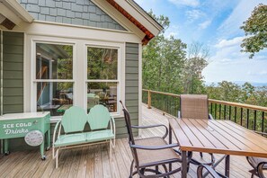 Interior - Mtn Views & Spacious Deck! Modern Caldwell Getaway (Caldwell)