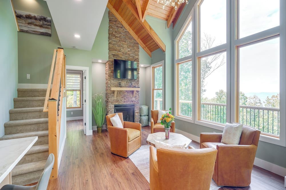 Mtn Views & Spacious Deck! Modern Caldwell Getaway - Blue Bend, WV