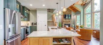 Mtn Views & Spacious Deck! Modern Caldwell Getaway