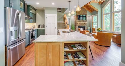 Mtn Views & Spacious Deck! Modern Caldwell Getaway