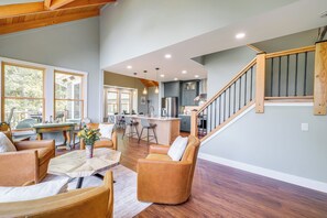 Interior - Mtn Views & Spacious Deck! Modern Caldwell Getaway (Caldwell)