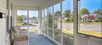 Walk to Port Clinton Lighthouse: Home w/ Deck!