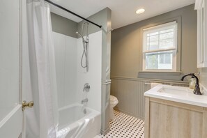 House (2 Bedrooms) | Interior - Home w/ Private Yard in Rocky Point (Rocky Point)