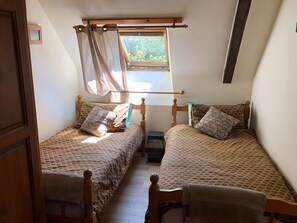 Tabla de planchar con plancha, wifi y ropa de cama 