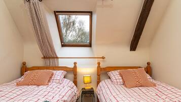 2 bedrooms, iron/ironing board, WiFi, bed sheets