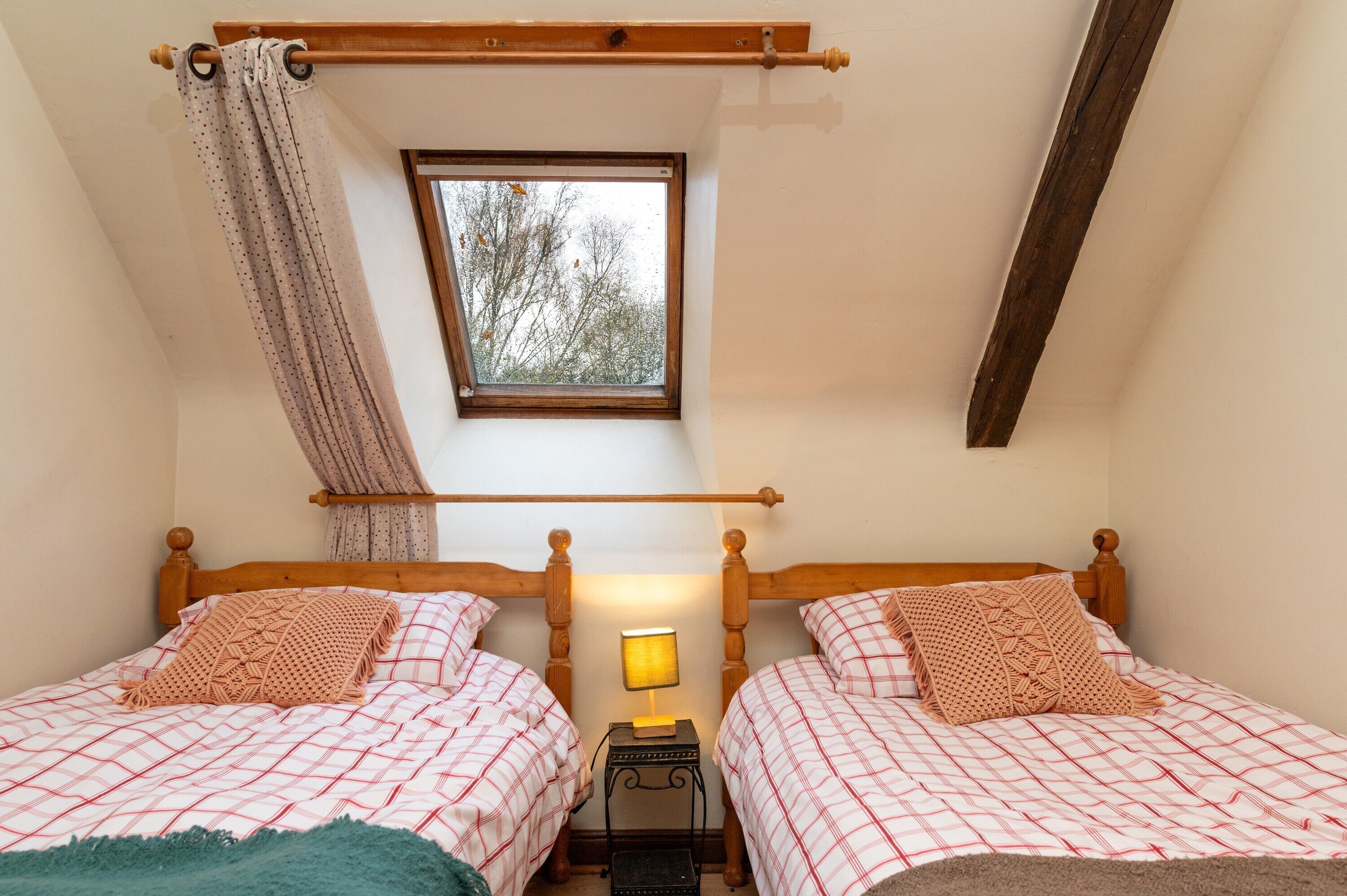 2 habitaciones, tabla de planchar con plancha, wifi y ropa de cama 