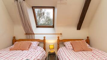 2 bedrooms, iron/ironing board, WiFi, bed sheets