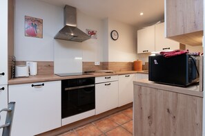 Fridge, microwave, oven, stovetop - Holiday Home 'Breton Gildas' with Shared Terrace, Shared Garden and Wi-Fi (Bieuzy-les-Eaux)