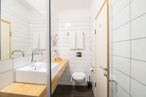 Hair dryer, towels, soap, toilet paper - Premium Chic Deluxe Suit (Tel Aviv-Yafo)