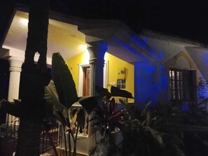 Deluxe Villa | Hypo-allergenic bedding, blackout drapes, soundproofing, free WiFi