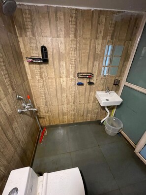 Shower, towels, soap, shampoo - Urban Mad – Villas & Studio (Morjim)