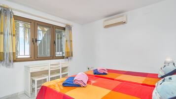 Een strijkplank/strijkijzer, wifi, beddengoed