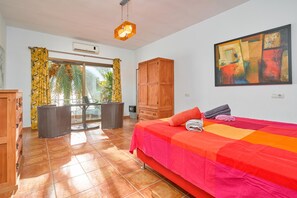 4 عدّة غرف نوم ومكواة/لوح كي وواي فاي وملاءات أسرّة