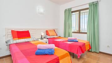 4 habitaciones, tabla de planchar con plancha, wifi y ropa de cama