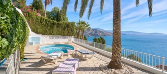 Villa 'El Nido' con vistas al mar, Wi-Fi y aire acondicionado