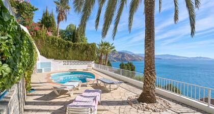 Villa 'El Nido' con vistas al mar, Wi-Fi y aire acondicionado
