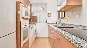 Een koelkast, een microgolfoven, een oven, een kookplaat