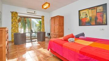 4 bedrooms, iron/ironing board, WiFi, bed sheets