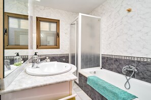 Shower, hair dryer, towels - Villa 'El Nido' with Sea View, Wi-Fi and Air Conditioning (Almuñécar)