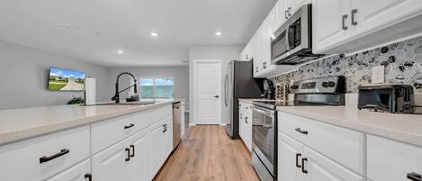 Refrigerador, microondas, parrilla de estufa y lavavajillas