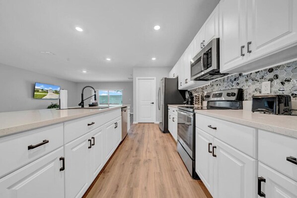 Fridge, microwave, stovetop, dishwasher