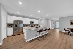 Fridge, microwave, stovetop, dishwasher