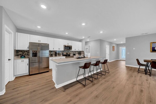 Fridge, microwave, stovetop, dishwasher