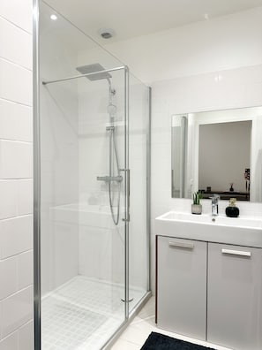 Dusche, Haartrockner, Handtücher, Seife