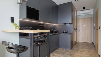 Geladeira, micro-ondas, cooktop, lava-louças