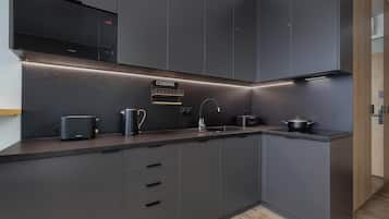 Frigorífico, microondas, placa de cocina y lavavajillas