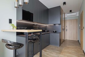 Een koelkast, een microgolfoven, een kookplaat, een vaatwasser