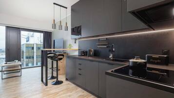 Køleskab, mikrobølgeovn, kogeplade, opvaskemaskine