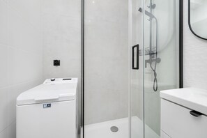 Dusche, Haartrockner, Handtücher, Shampoo