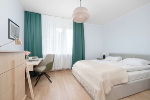 2 habitaciones, escritorio y tabla de planchar con plancha 