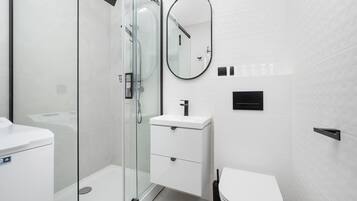 Dusche, Haartrockner, Handtücher, Shampoo
