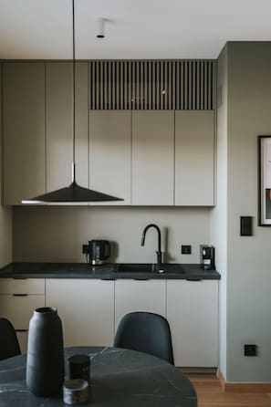Réfrigérateur, four à micro-ondes, surface de cuisson, lave-vaisselle